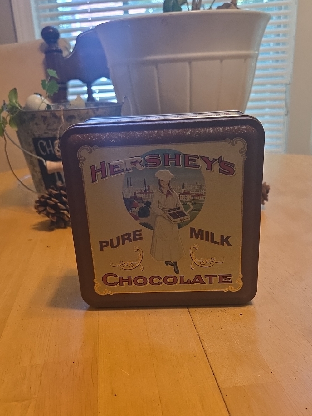 Hershey's Vintage-Style Pure Milk Chocolate Tin - Brown & Cream